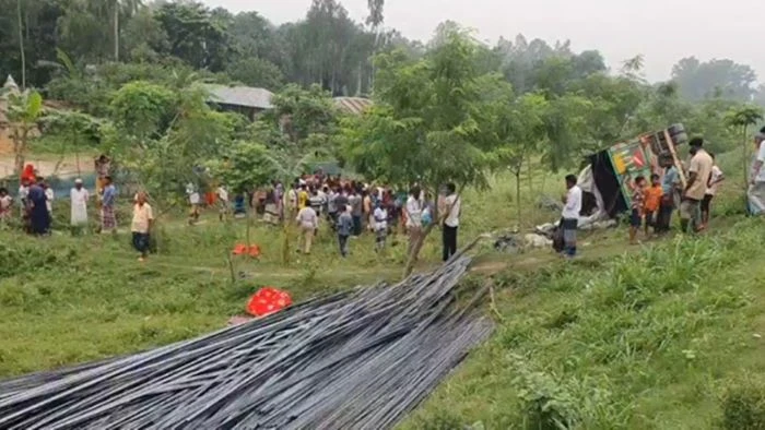 ঢাকা-টাঙ্গাইল মহাসড়কে রডবোঝাই ট্রাক উল্টে নিহত ১৫