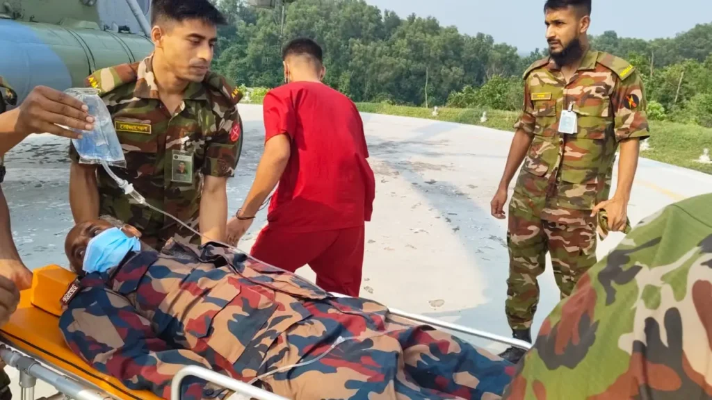 চিম্বুলুই সীমান্তে অসুস্থ বিজিবি সদস্যকে হেলিকপ্টারে চট্টগ্রাম সিএমএইচে স্থানান্তর